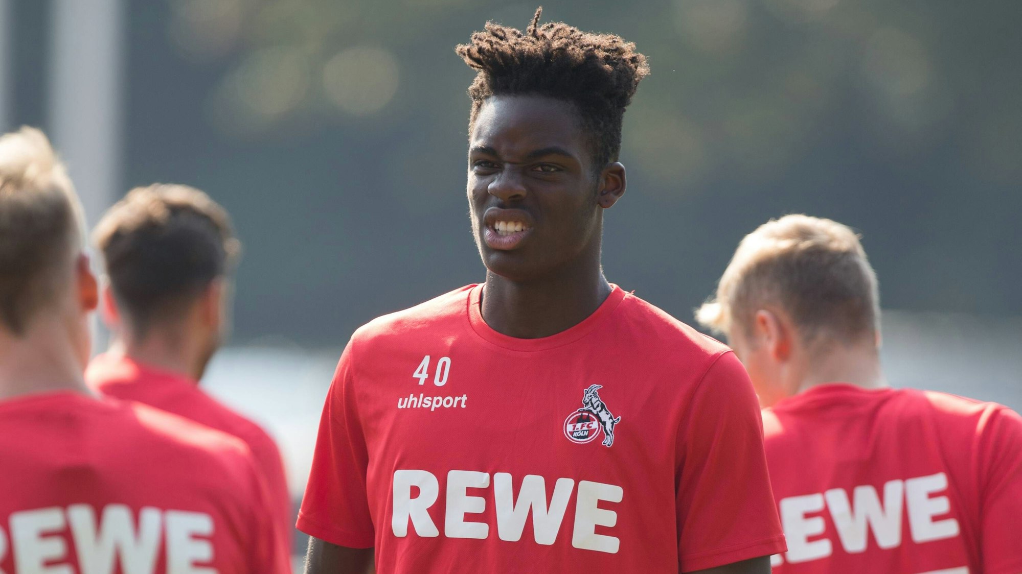Yann Aurel Bisseck schaut beim Training des 1. FC Köln skeptisch.