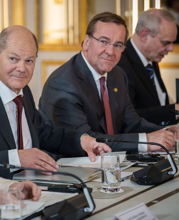 Bundeskanzler Olaf Scholz (SPD), Außenministerin Annalena Baerbock (Bündnis90/Die Grünen) und Boris Pistorius, Verteidigungsminister (SPD).