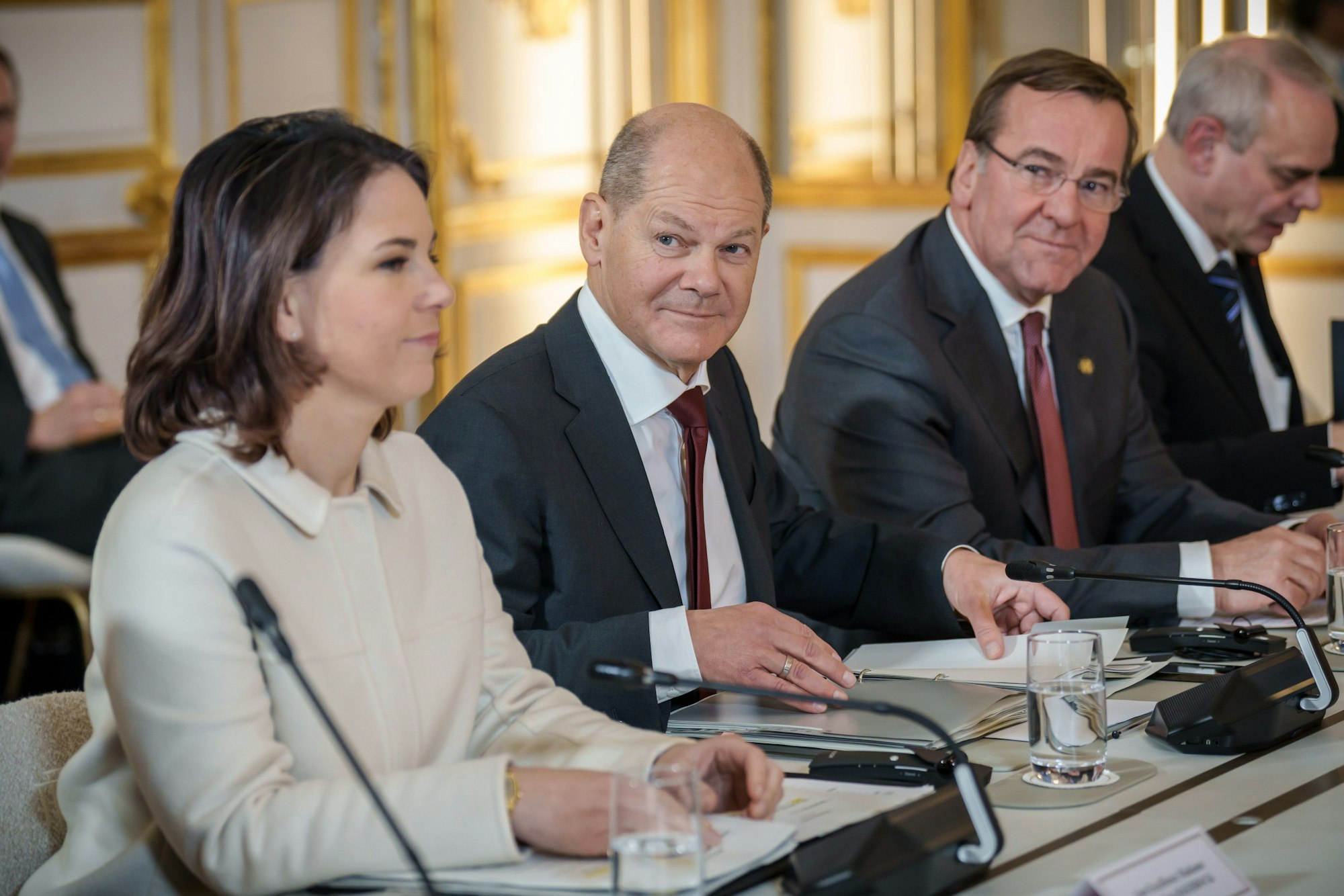 Bundeskanzler Olaf Scholz (SPD), Außenministerin Annalena Baerbock (Bündnis90/Die Grünen) und Boris Pistorius, Verteidigungsminister (SPD).