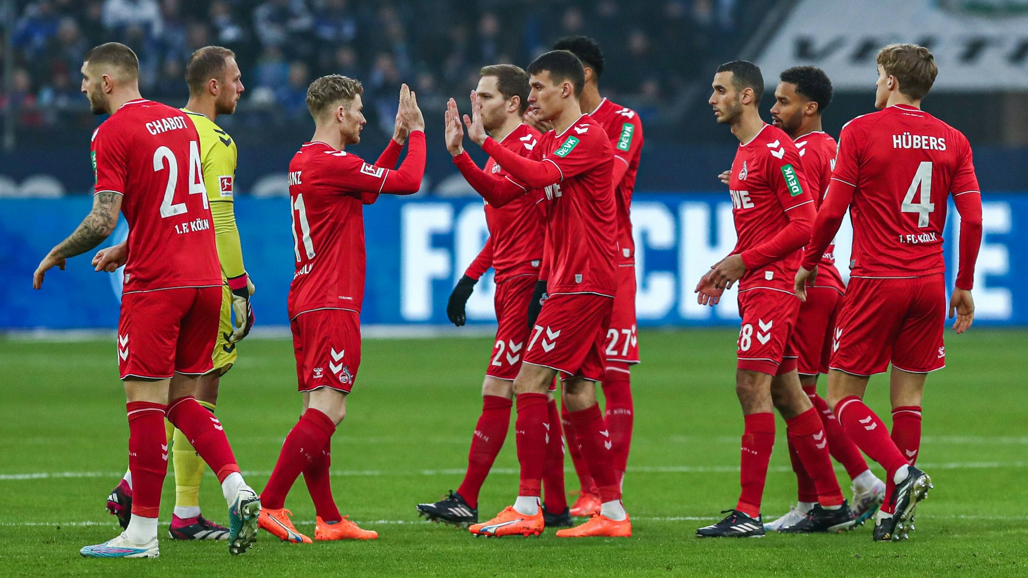 Die Profis des 1. FC Köln klatschen sich beim Bundesliga-Spiel auf Schalke ab.