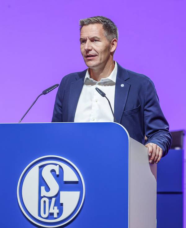 Mitgliederversammlung des FC Schalke 04 in der Veltins Arena: Schalkes Aufsichtsratsvorsitzender Axel Hefer spricht zu den Mitgliedern.