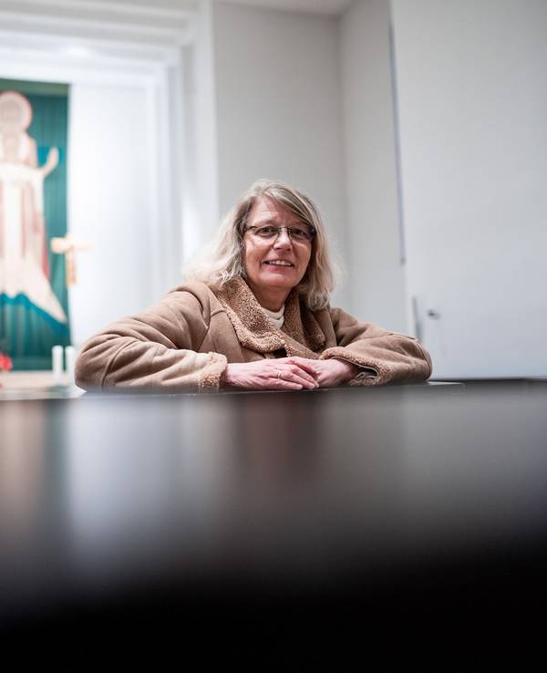 Christel Winkels sitzt in der Kirche St. Willibrord in Kleve.