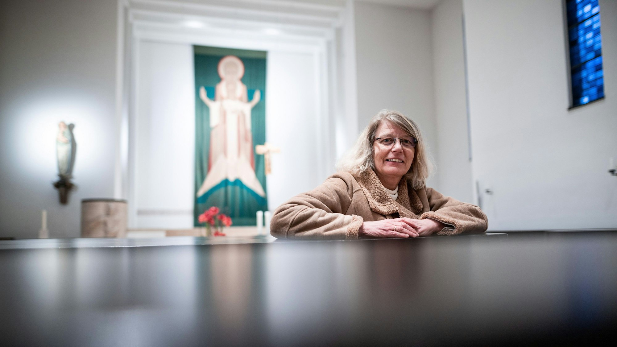 Christel Winkels sitzt in der Kirche St. Willibrord in Kleve.