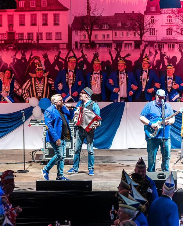 Sekunden vor der Evakuierung: Die Cöllner auf der Bühne der Voss-Arena in Wipperfürth