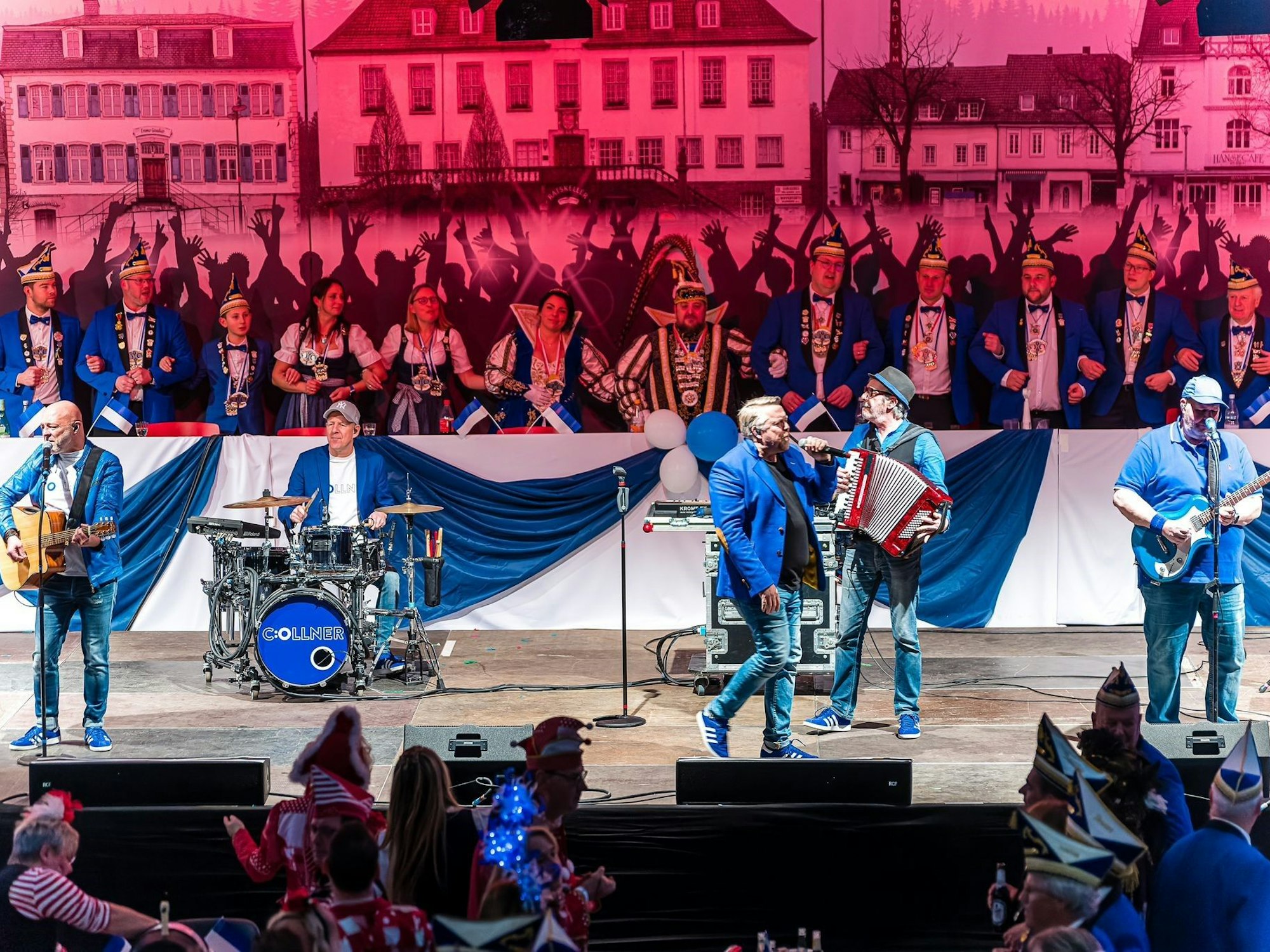 Sekunden vor der Evakuierung: Die Cöllner auf der Bühne der Voss-Arena in Wipperfürth