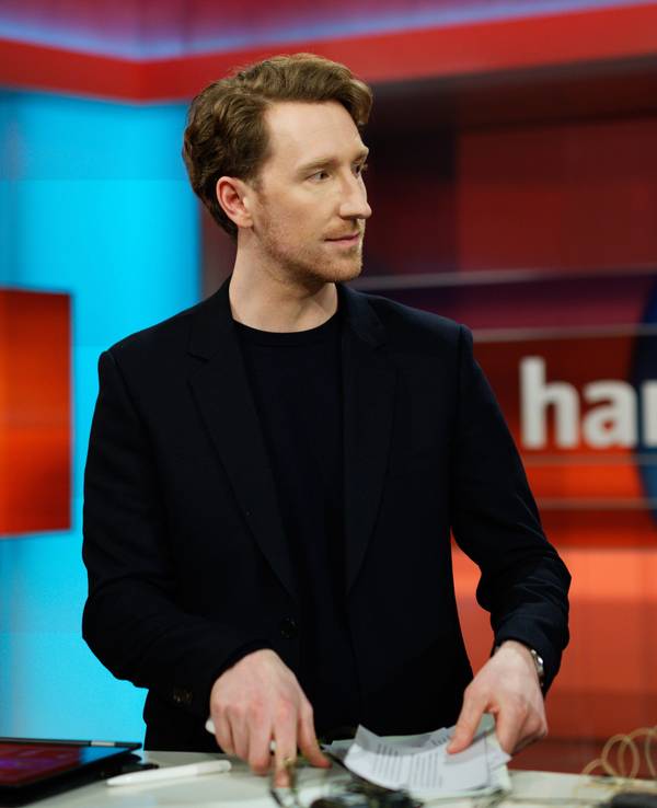 Louis Klamroth, neuer Moderator der ARD-Talkshow „Hart aber fair“, steht nach der Sendung im Studio Berlin.