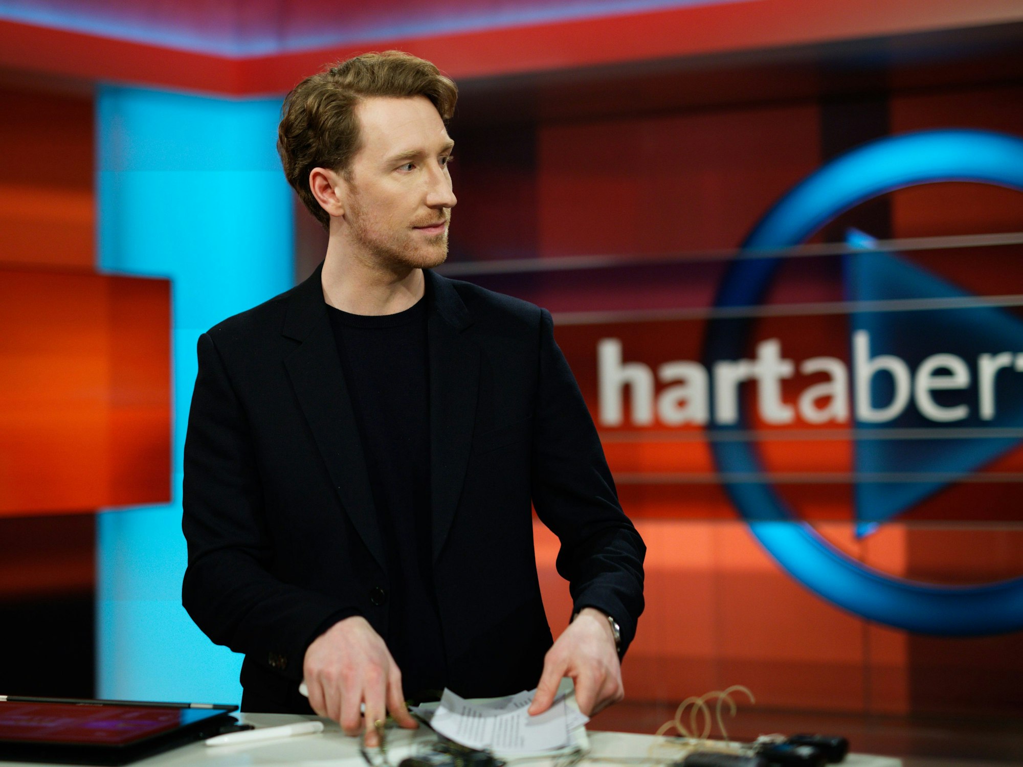 Louis Klamroth, neuer Moderator der ARD-Talkshow „Hart aber fair“, steht nach der Sendung im Studio Berlin.