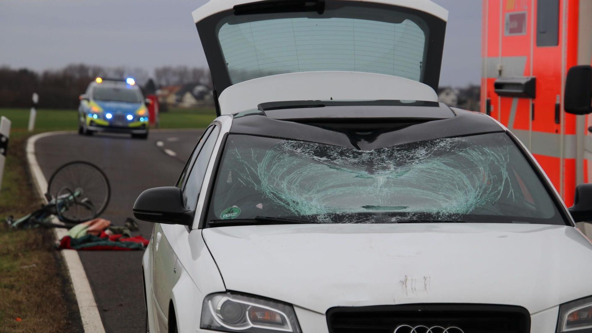 Der Audi steht mit schwer beschädigter Windschutzscheibe am Unfallort.