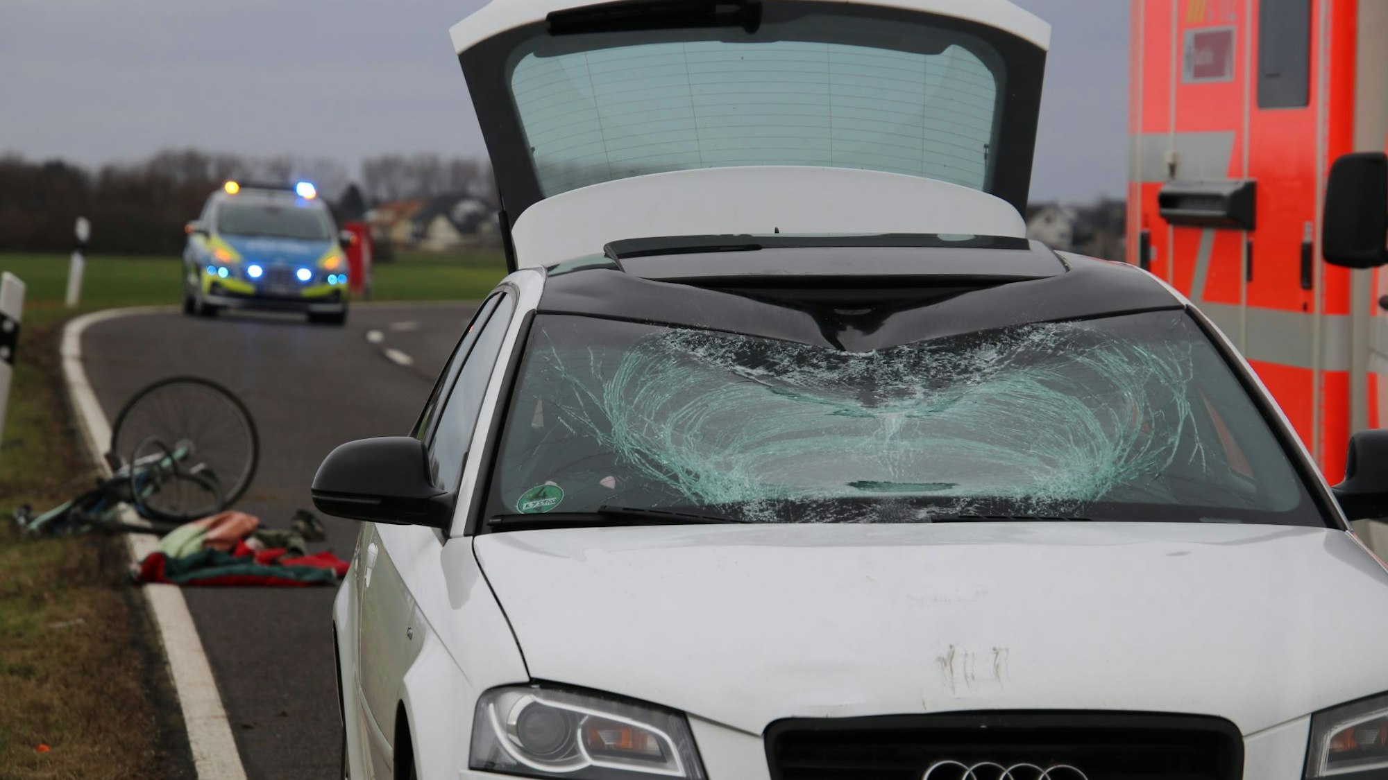Der Audi steht mit schwer beschädigter Windschutzscheibe am Unfallort.