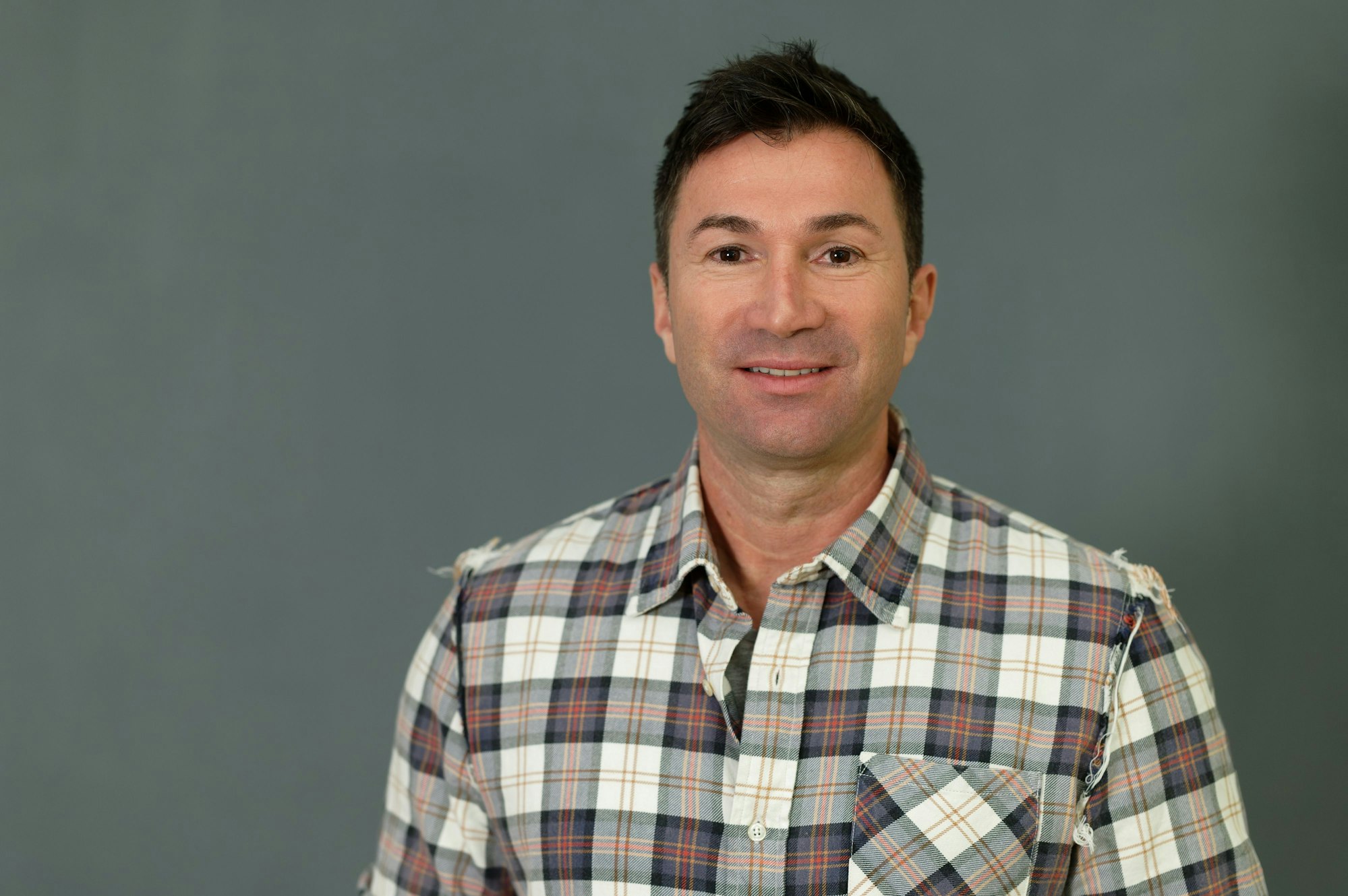 Lucas Cordalis, Sänger, schaut bei einem Fototermin in die Kamera.