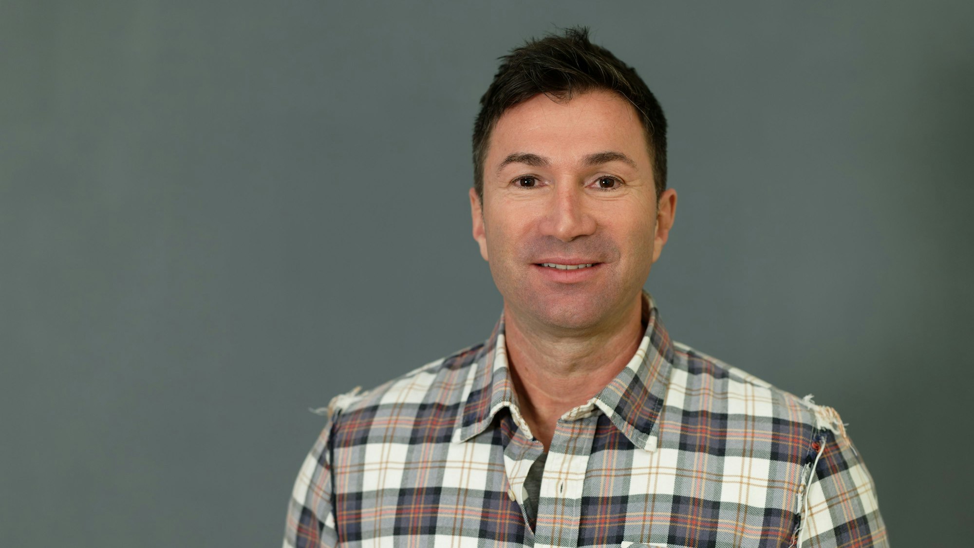 Lucas Cordalis, Sänger, schaut bei einem Fototermin in die Kamera. (zu dpa «Corona: Lucas Cordalis zieht am Freitag nicht ins Dschungelcamp») +++ dpa-Bildfunk +++