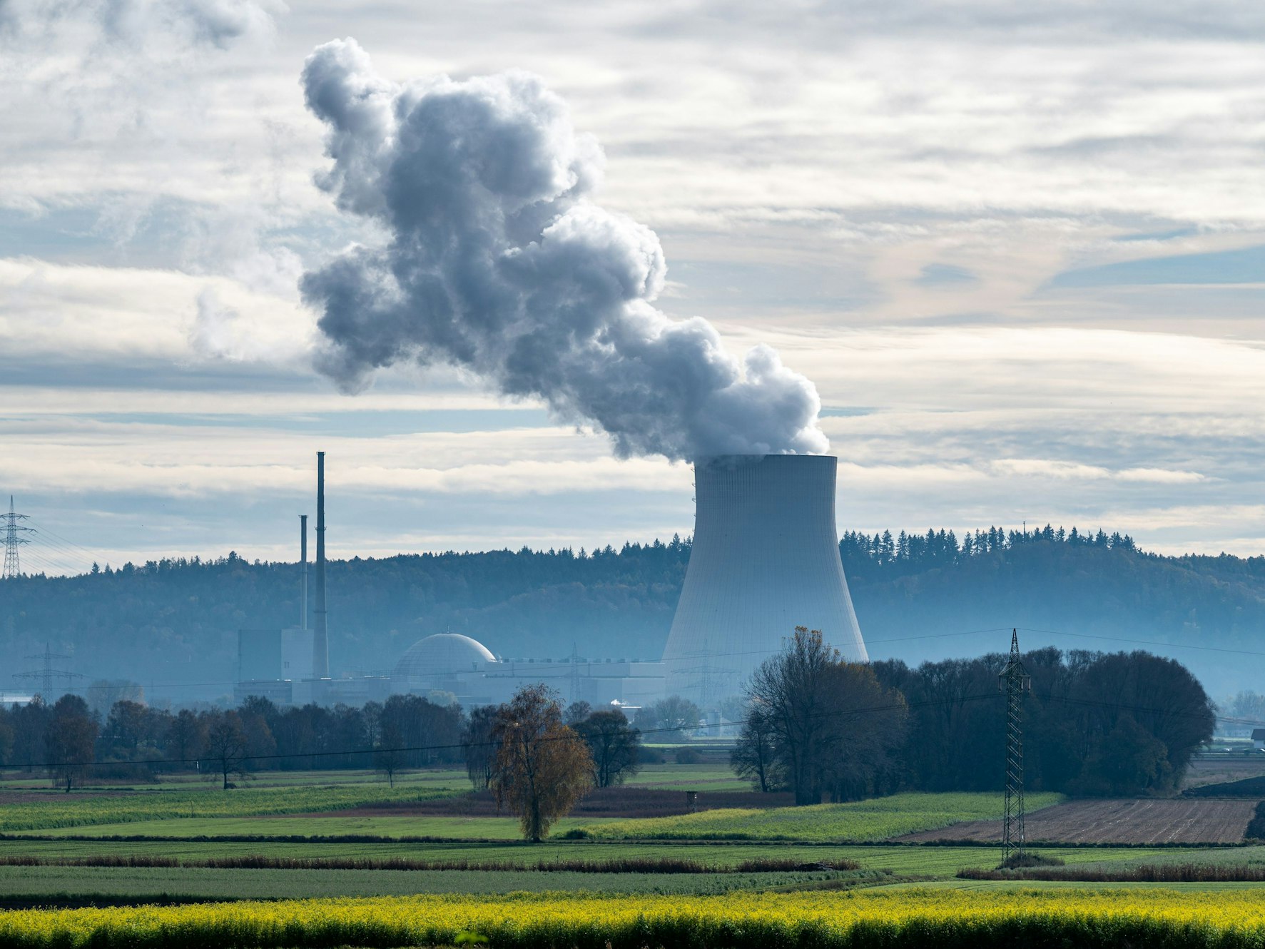 Wasserdampf steigt aus dem Kühlturm des Atomkraftwerks (AKW) Isar 2, hier im November 2022.