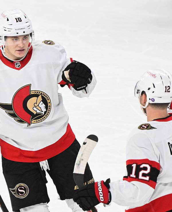 Alex DeBrincat (12) von den Ottawa Senators feiert mit seinem Teamkollegen Tim Stützle (18) nach seinem Treffer.