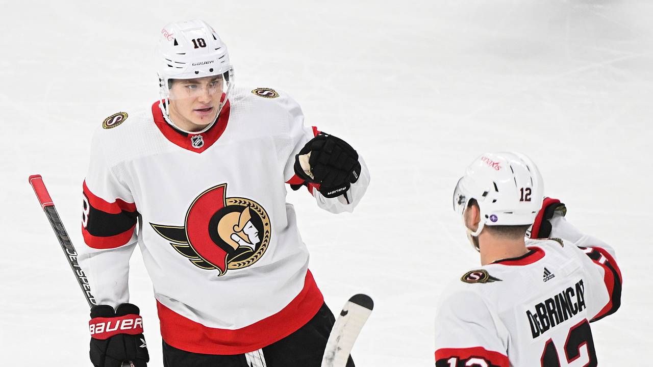 Alex DeBrincat (12) von den Ottawa Senators feiert mit seinem Teamkollegen Tim Stützle (18) nach seinem Treffer.