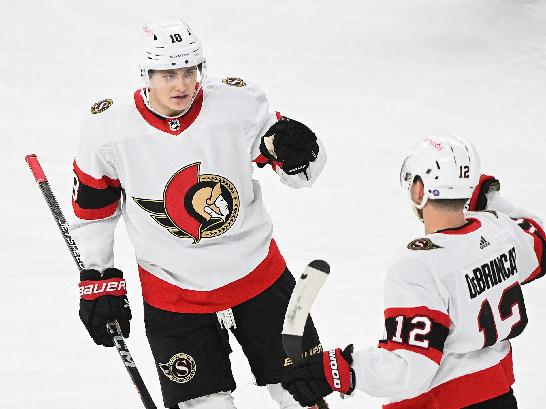 Alex DeBrincat (12) von den Ottawa Senators feiert mit seinem Teamkollegen Tim Stützle (18) nach seinem Treffer.