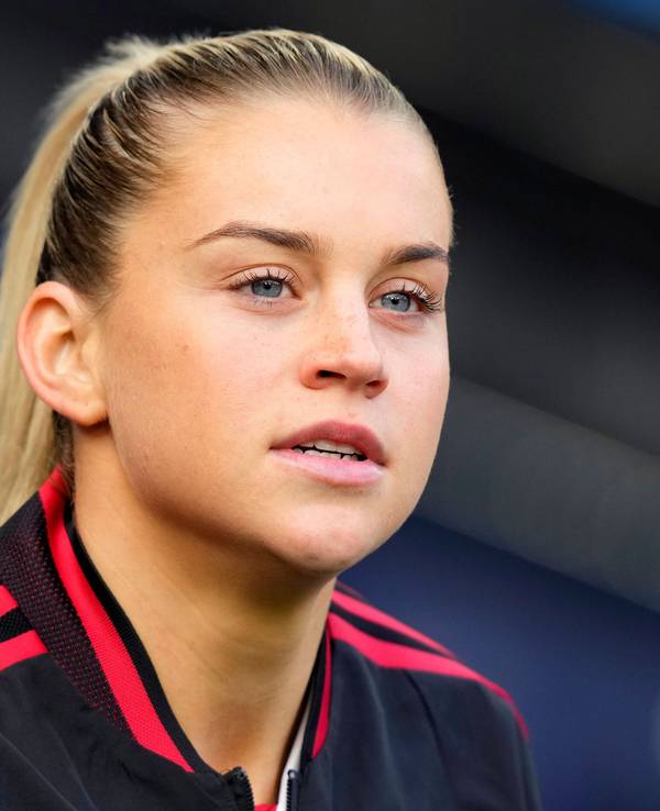 Alessia Russo beobachtet fokussiert.