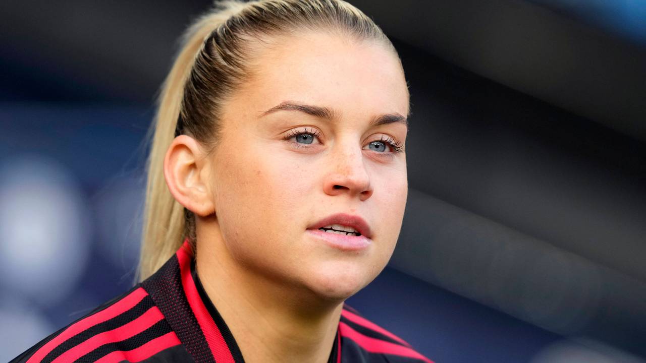 Alessia Russo beobachtet fokussiert.