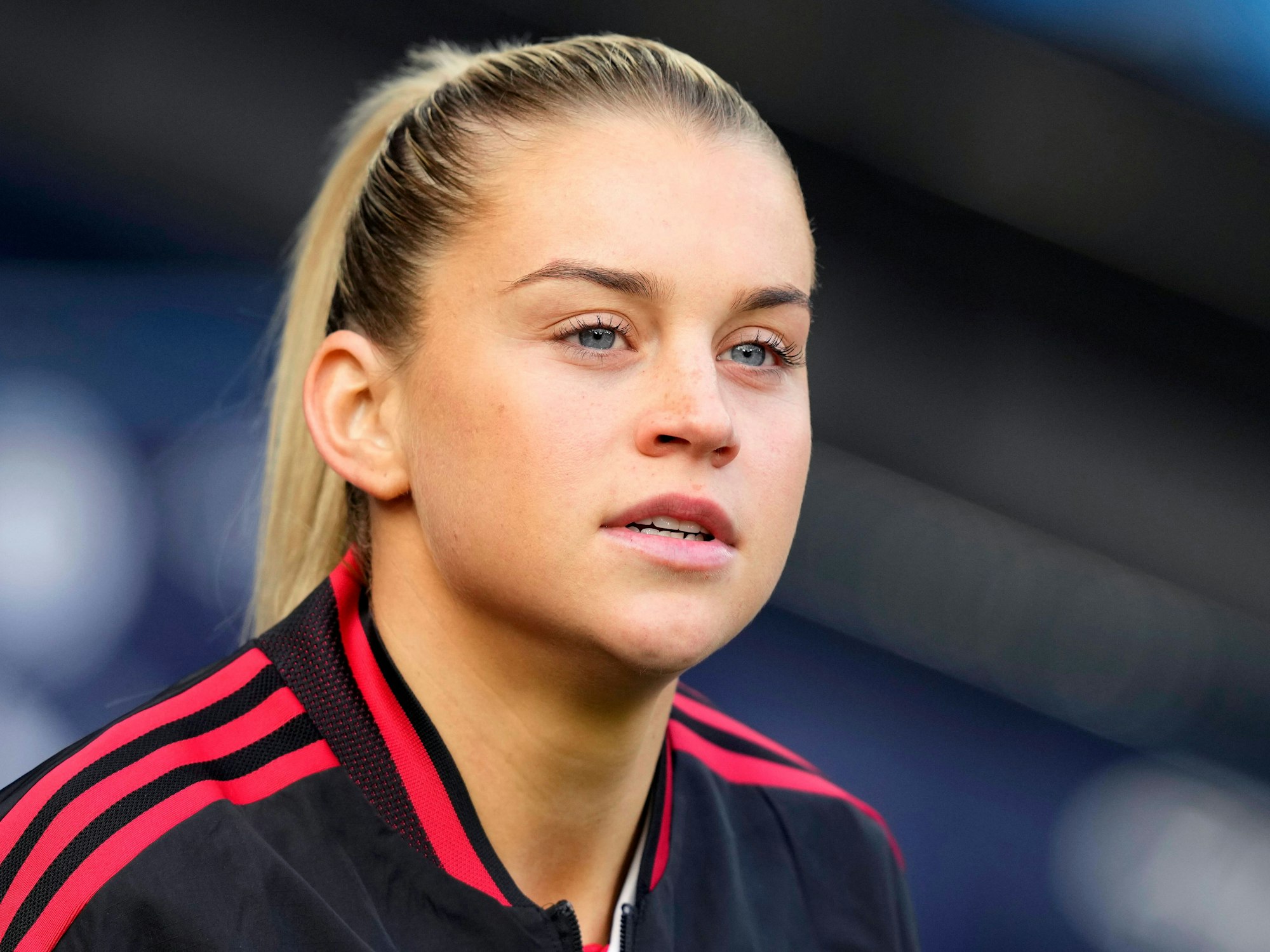 Alessia Russo beobachtet fokussiert.