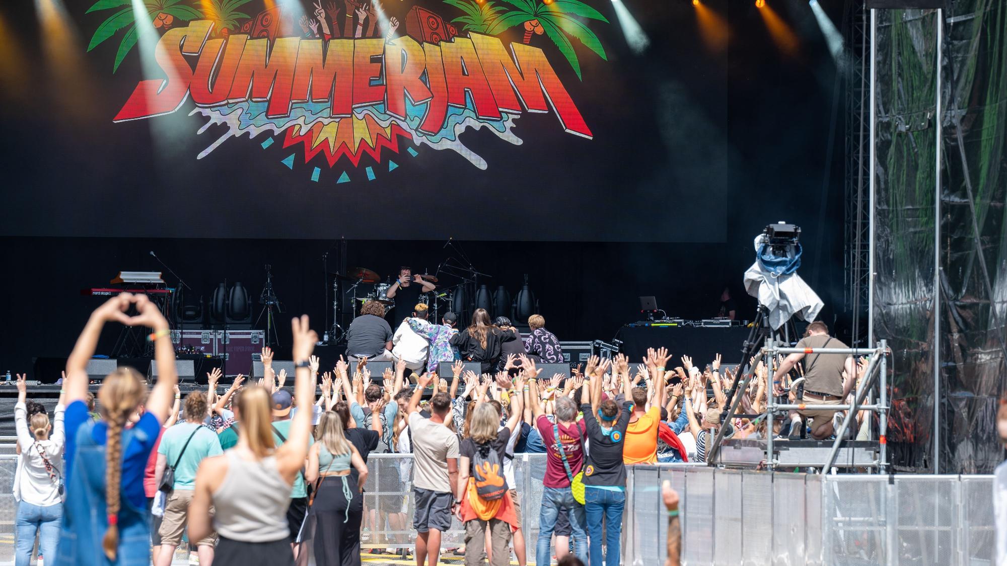 Fans feiern vor der Konzertbühne. Beim Summerjam-Festival treffen sich Reggae-Fans am Fühlinger See.