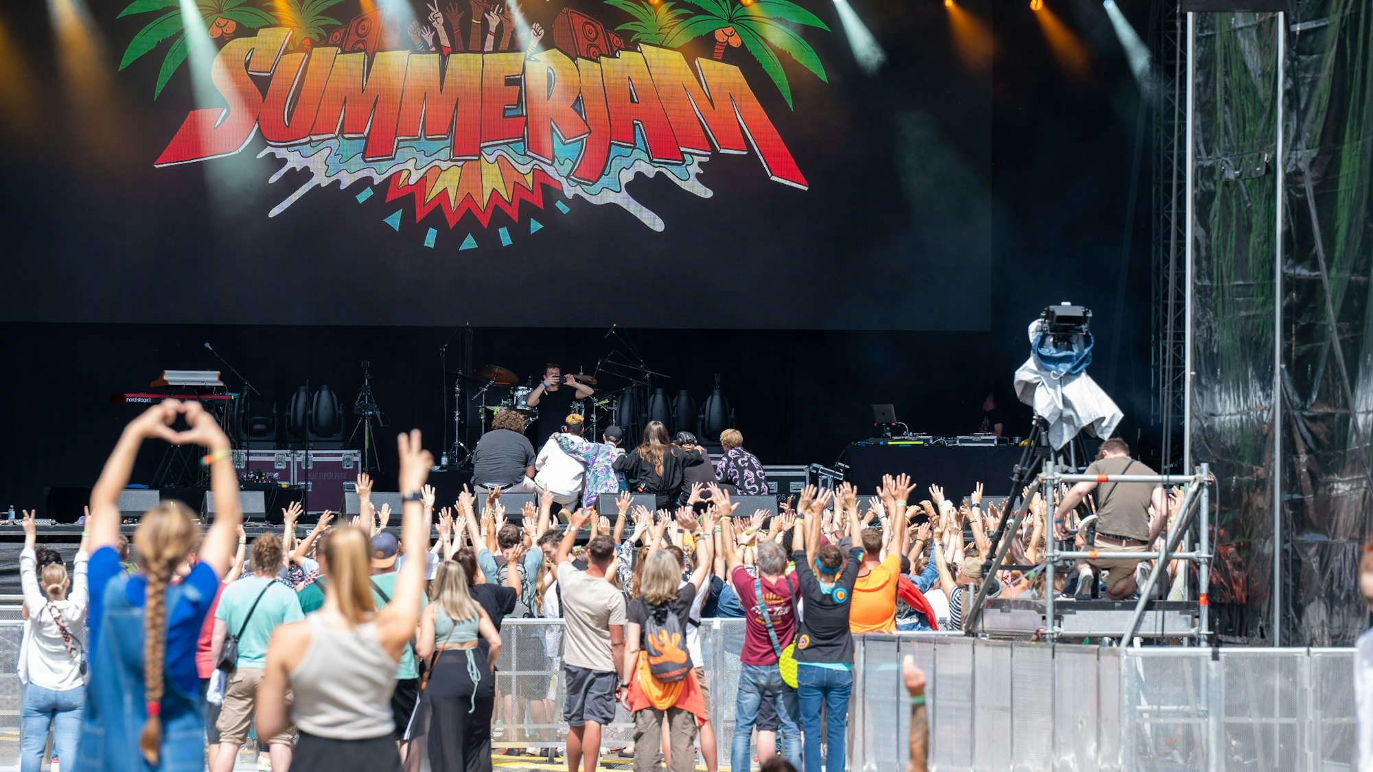 Fans feiern vor der Konzertbühne. Beim Summerjam-Festival treffen sich Reggae-Fans am Fühlinger See.
