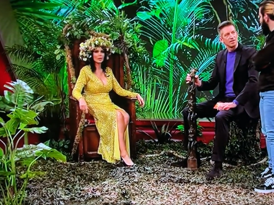 Mitten im Interview mit Dschungelkönigin Djamila Rowe am 1. Februar 2023 stürmt plötzlich ein Mann die „Stern TV“-Bühne.