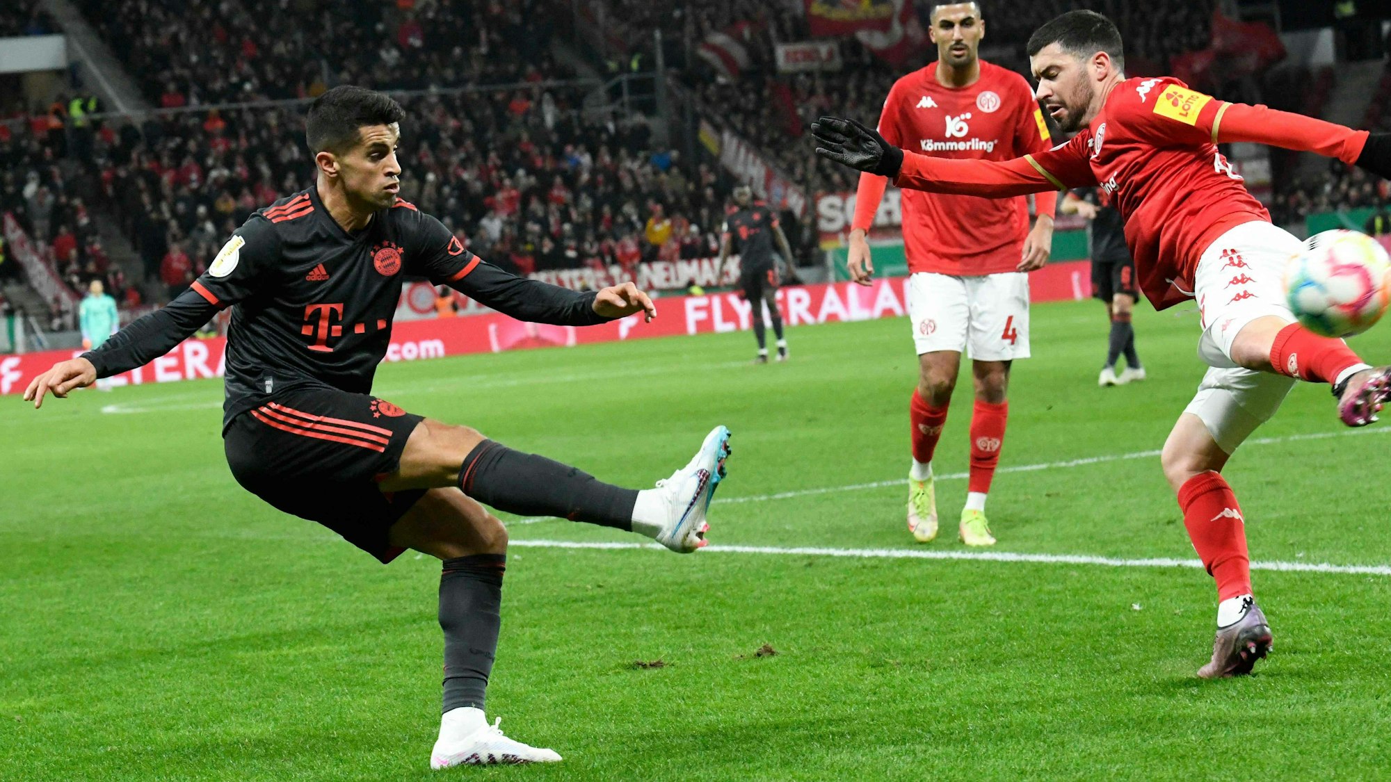 Joao Cancelo (l.) fügt sich beim FC Bayern gleich mit einer Vorarbeit ein. Hier flankt er an Aarón Martín vorbei in Richtung Torschütze Eric Maxim Choupo-Moting.