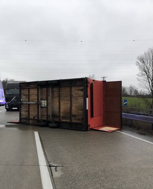 Der umgekippte Pommesbuden-Anhänger auf der A44.