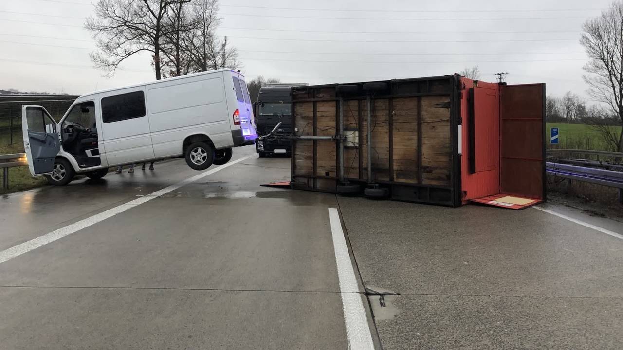Der umgekippte Pommesbuden-Anhänger auf der A44.