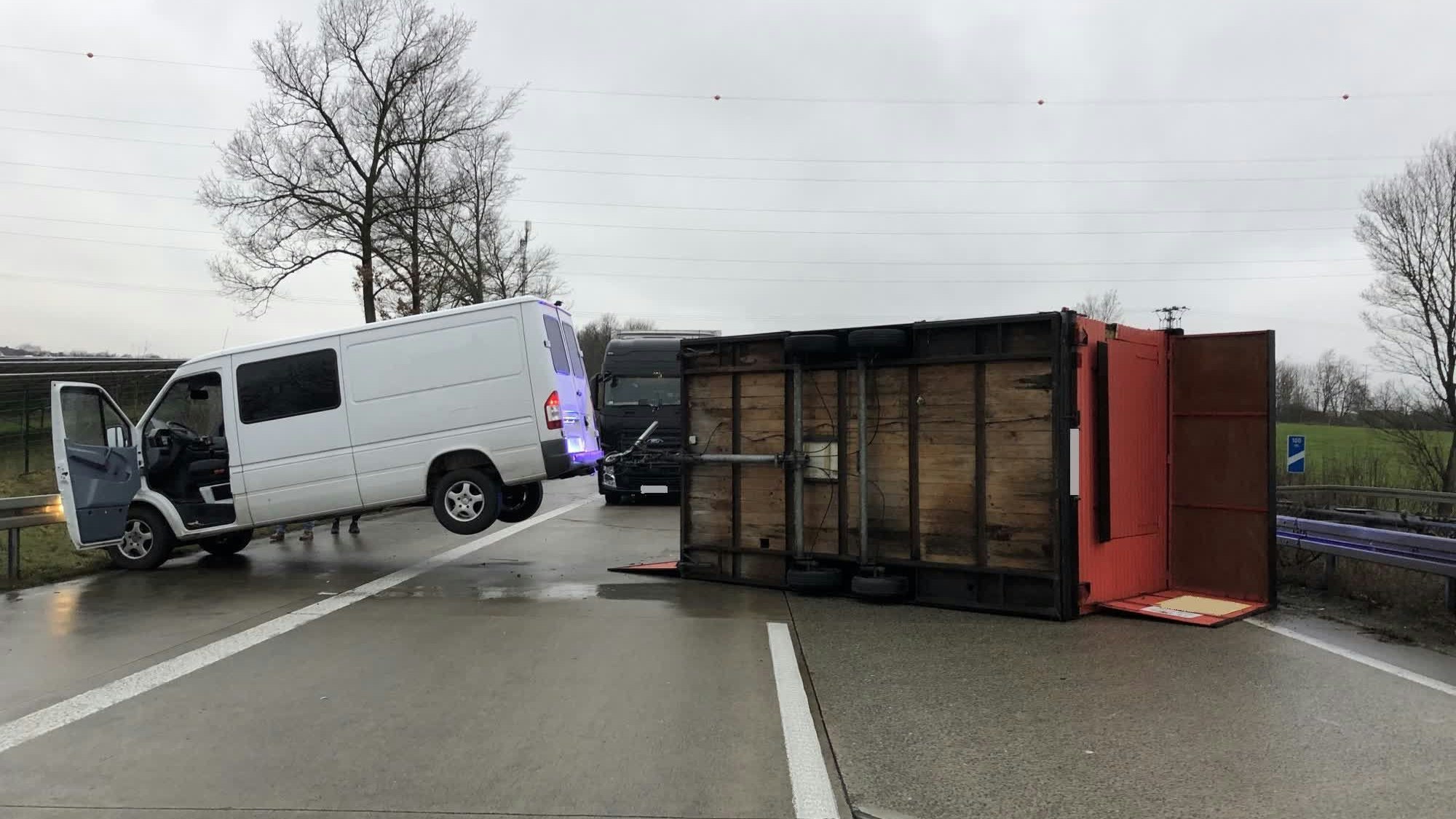 Der umgekippte Pommesbuden-Anhänger auf der A44.