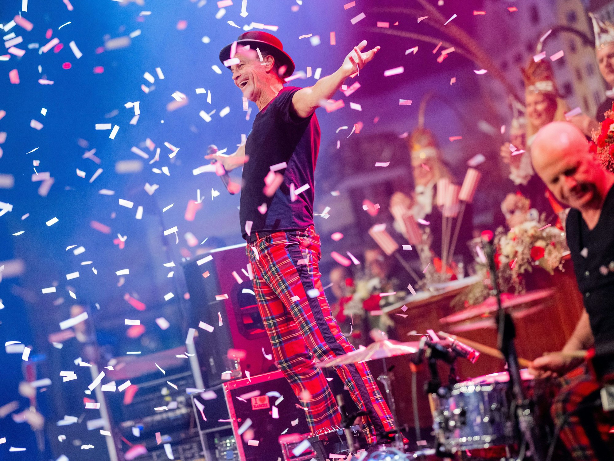 Peter Brings performt bei der ersten „Alaaf & Helau-Sitzung“ auf der Gürzenich-Bühne.