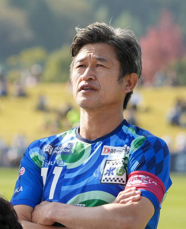Kazu Miura mit verschränkten Armen, mit 55 Jahren ist er der älteste Fußball-Profi im Jahr 2023.