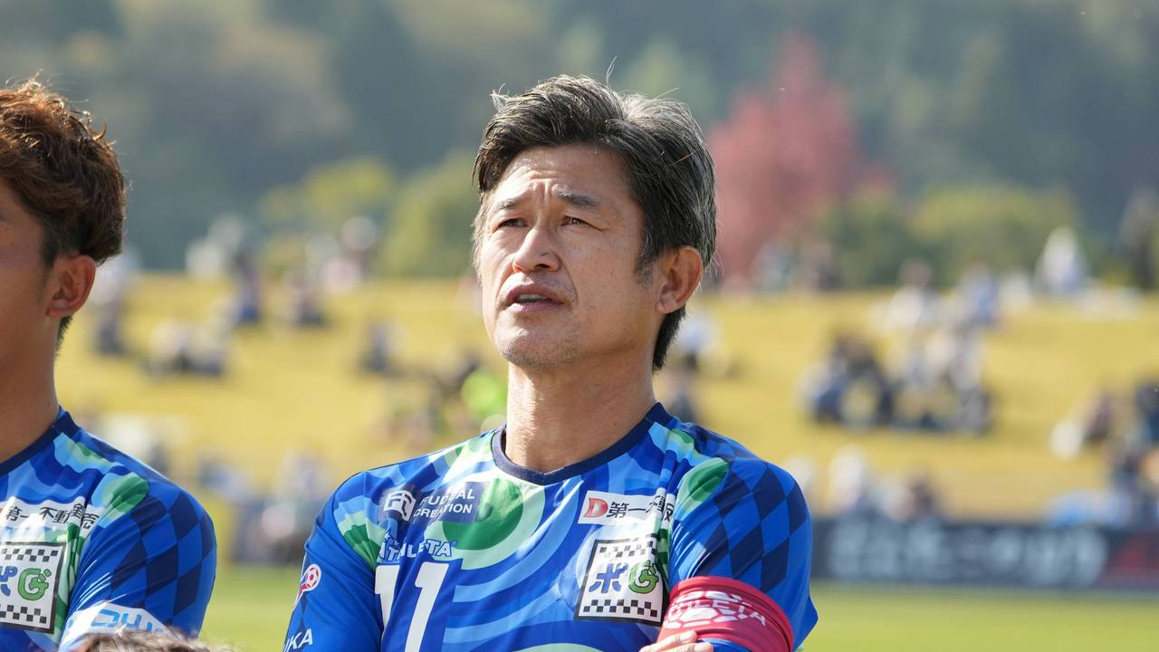 Kazu Miura mit verschränkten Armen, mit 55 Jahren ist er der älteste Fußball-Profi im Jahr 2023.
