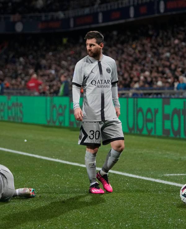 Kylian Mbappé krümmt sich im Spiel von Paris Saint-Germain bei HSC Montpellier am Boden. Lionel Messi und der Schiedsrichter stehen neben ihm.