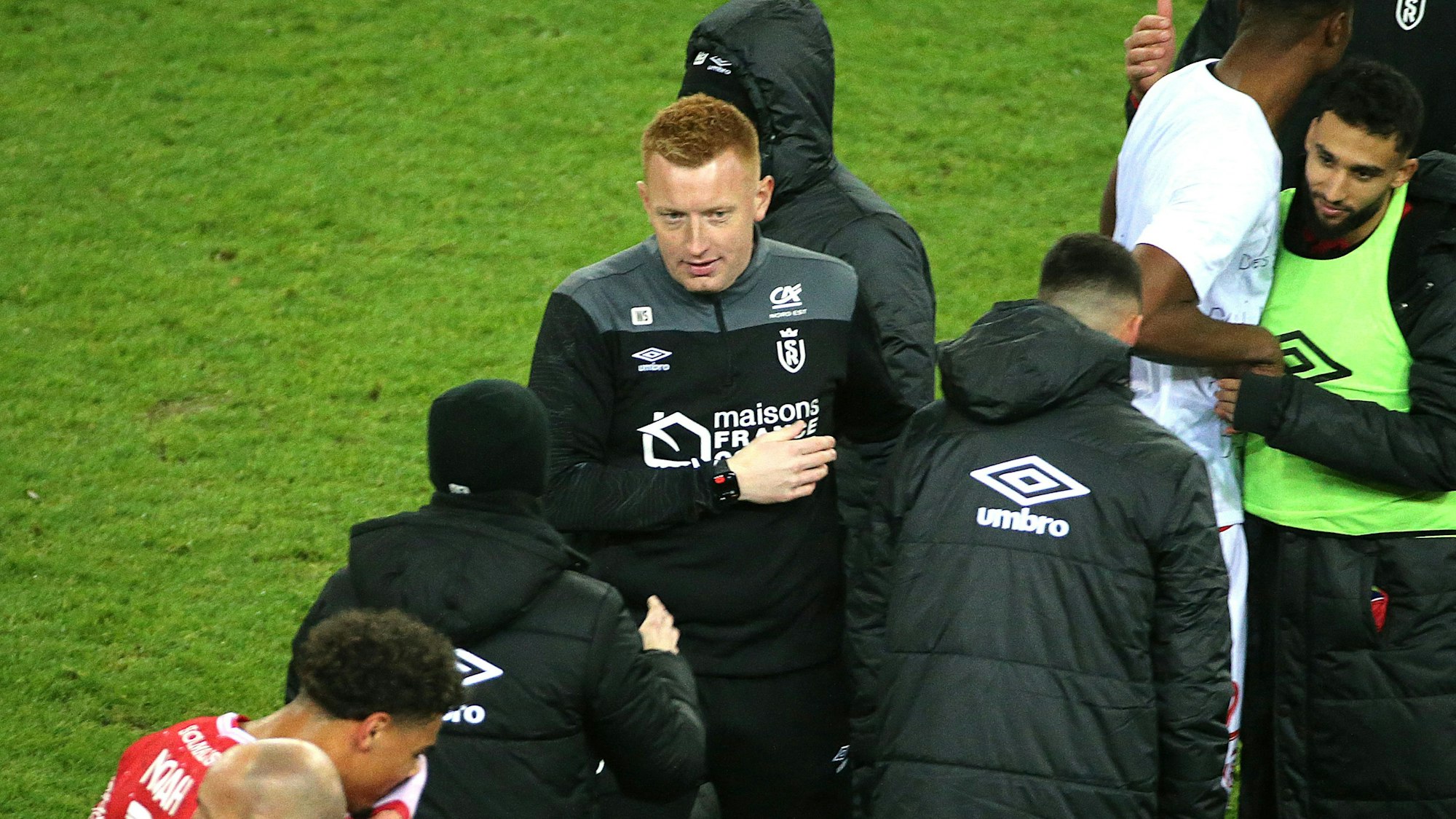 Trainer Will Still von Stade Reims klatscht mit seinen Spielern ab.