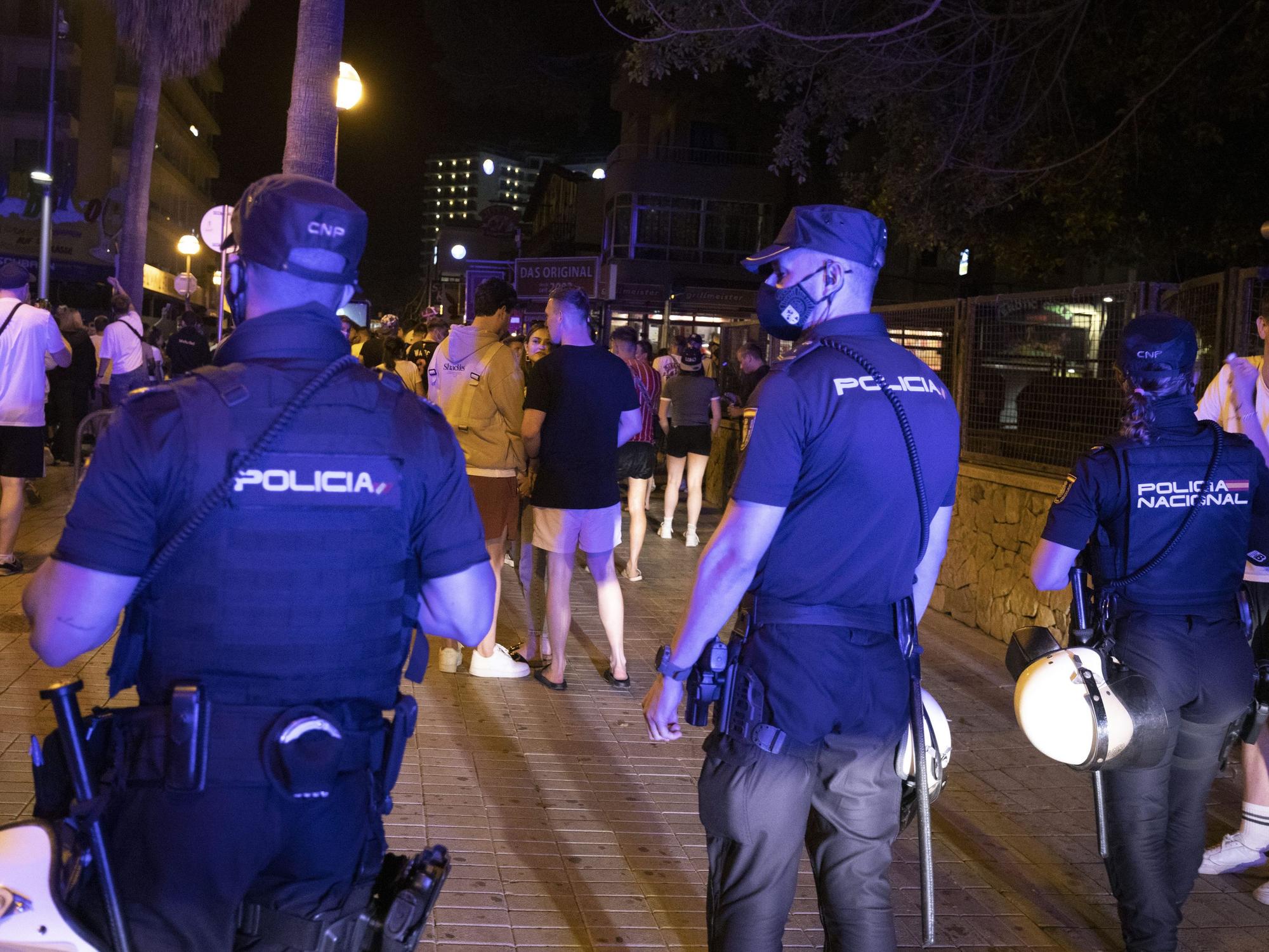 Die Polizei fordert Menschen auf, die hier im Juni 2021 am Strand von Arenal trinken, zu gehen.