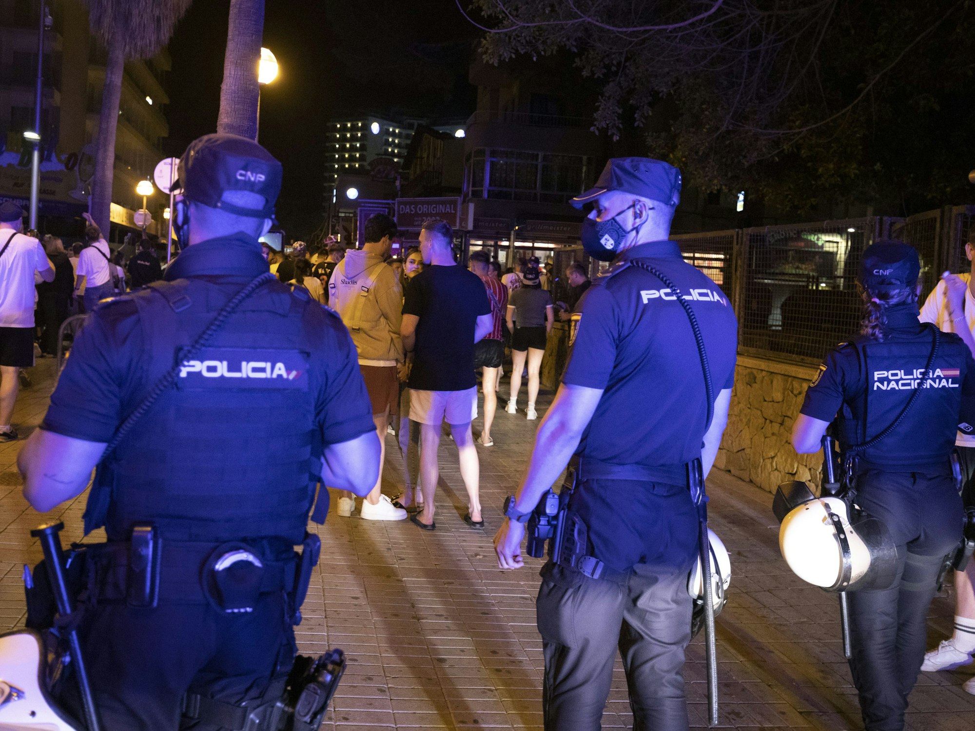 Die Polizei fordert Menschen auf, die hier im Juni 2021 am Strand von Arenal trinken, zu gehen.