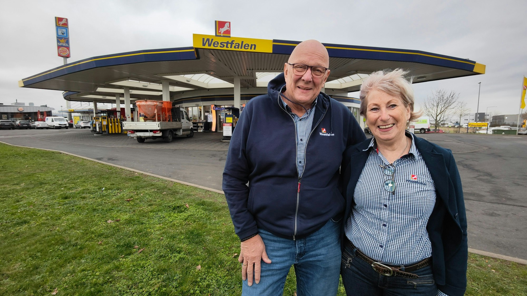 Ulrich Verbrüggen (68) und seine Frau Hildegard stehen vor der Westfalen-Tankstelle an der Venloer Straße in Bocklemünd.