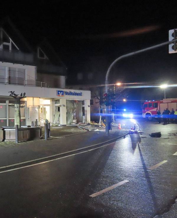 Die Sprengung eines Geldautomaten in der Nacht vom 1. Februar 2023 hat massiven Gebäudeschaden an der Friedrich-Ebert-Straße in Kierspe verursacht.