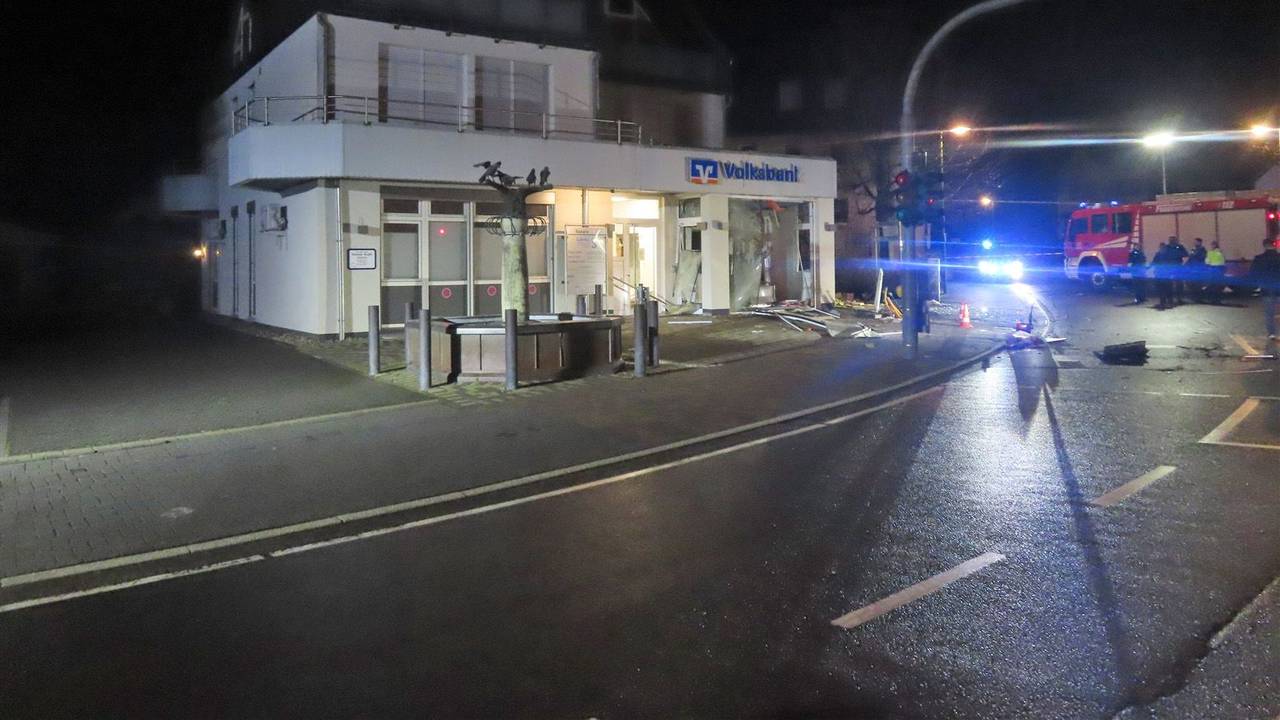 Die Sprengung eines Geldautomaten in der Nacht vom 1. Februar 2023 hat massiven Gebäudeschaden an der Friedrich-Ebert-Straße in Kierspe verursacht.