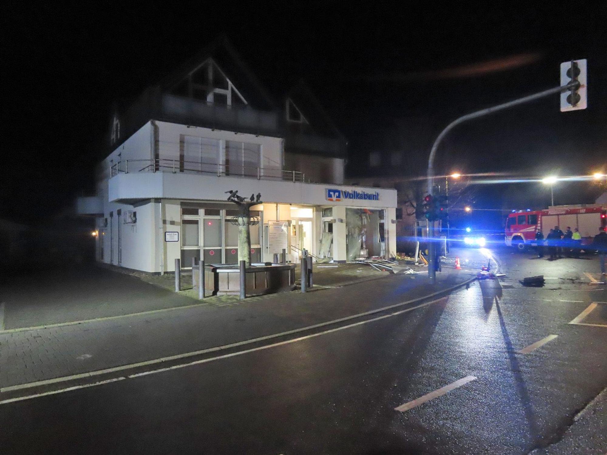 Die Sprengung eines Geldautomaten in der Nacht vom 1. Februar 2023 hat massiven Gebäudeschaden an der Friedrich-Ebert-Straße in Kierspe verursacht.