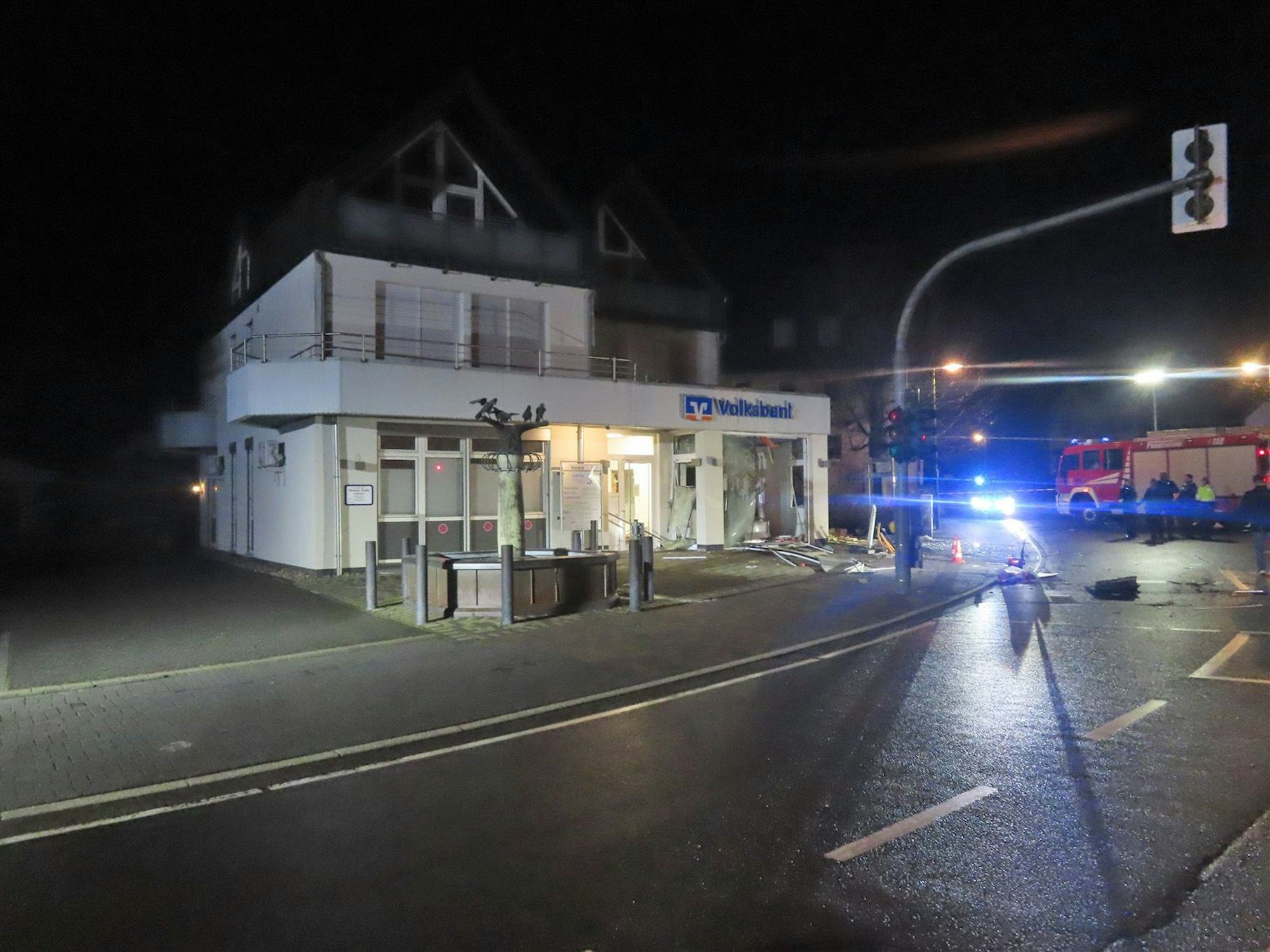 Die Sprengung eines Geldautomaten in der Nacht vom 1. Februar 2023 hat massiven Gebäudeschaden an der Friedrich-Ebert-Straße in Kierspe verursacht.