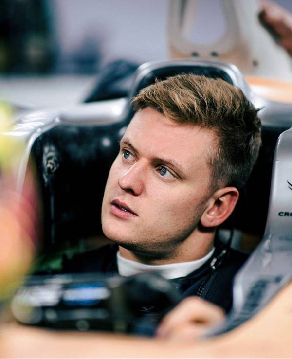 Mick Schumacherbei seiner ersten Sitzprobe im neuen Mercedes.