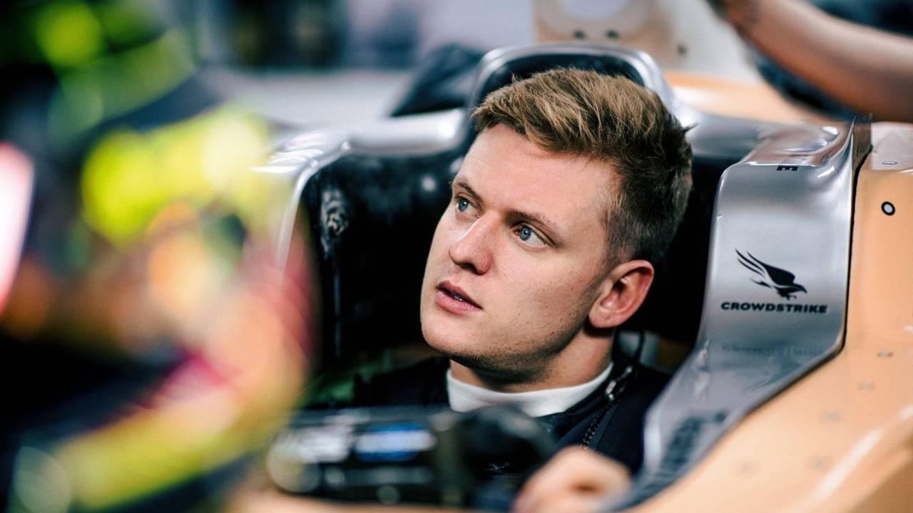 Mick Schumacherbei seiner ersten Sitzprobe im neuen Mercedes.