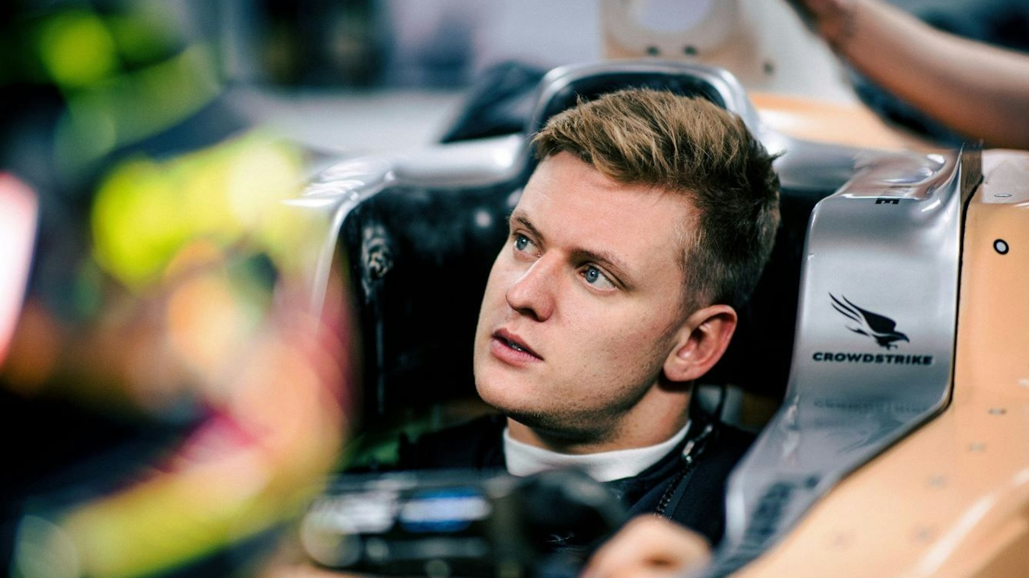 Mick Schumacherbei seiner ersten Sitzprobe im neuen Mercedes.