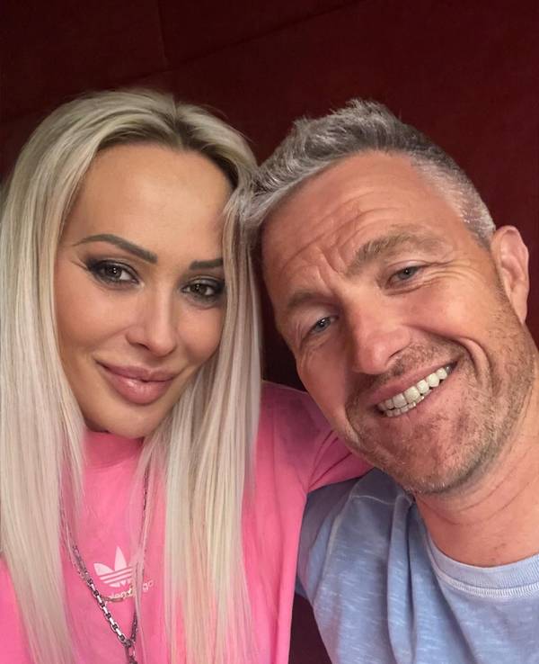 Cora und Ralf Schumacher posieren auf einem gemeinsamen Selfie.