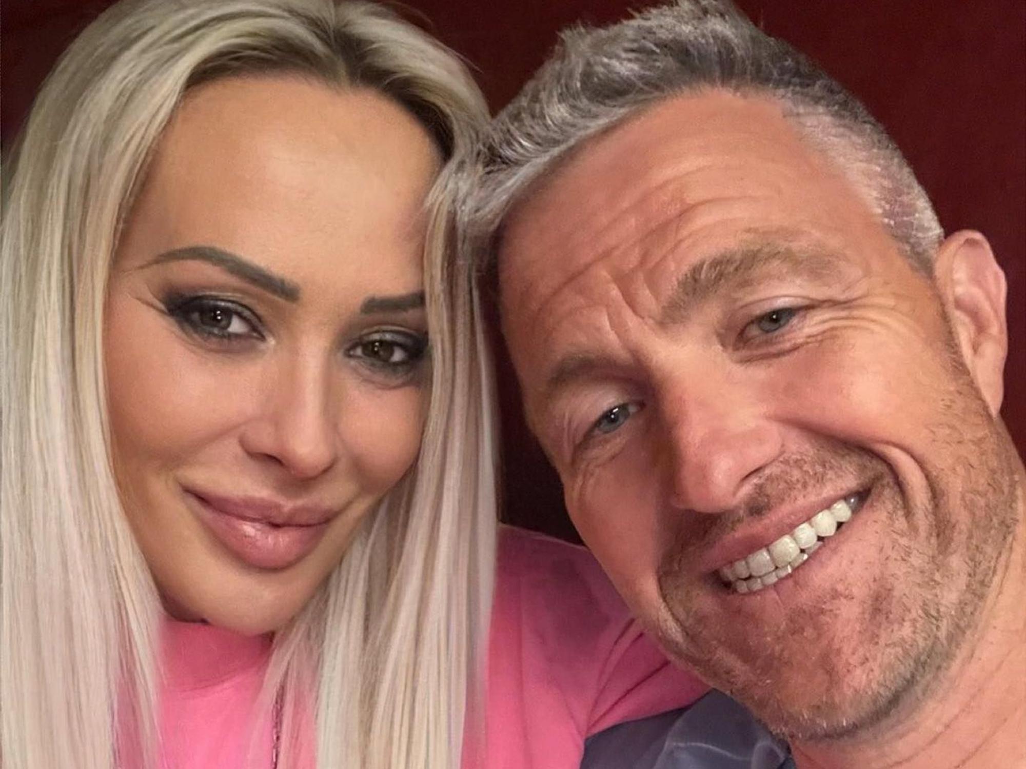 Cora und Ralf Schumacher posieren auf einem gemeinsamen Selfie.