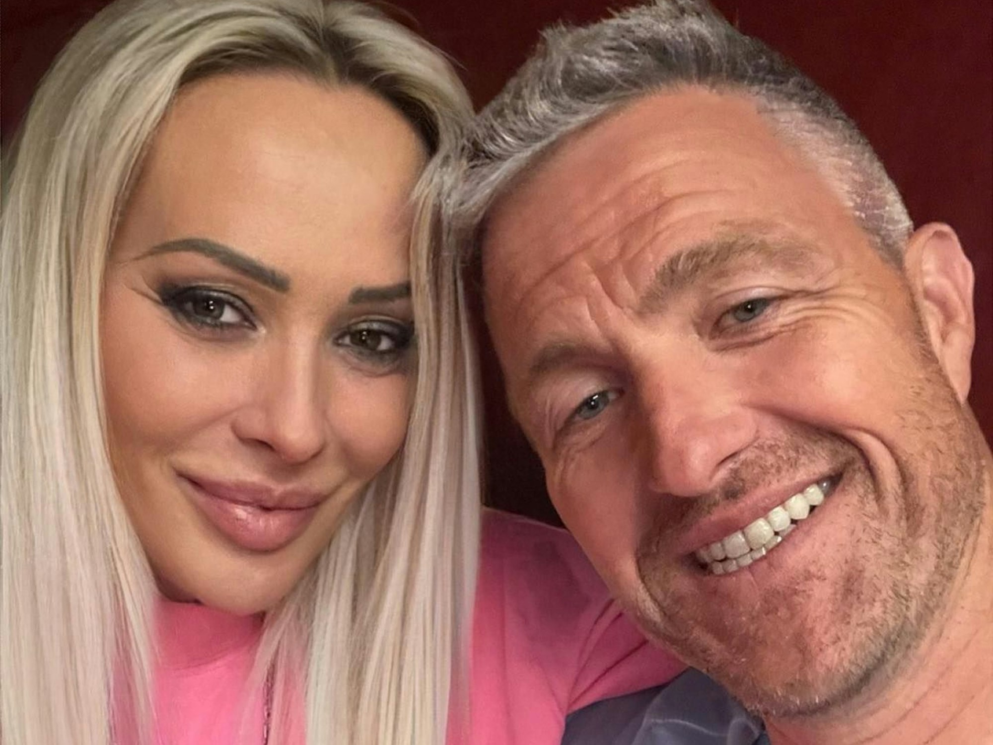 Cora und Ralf Schumacher posieren auf einem gemeinsamen Selfie.