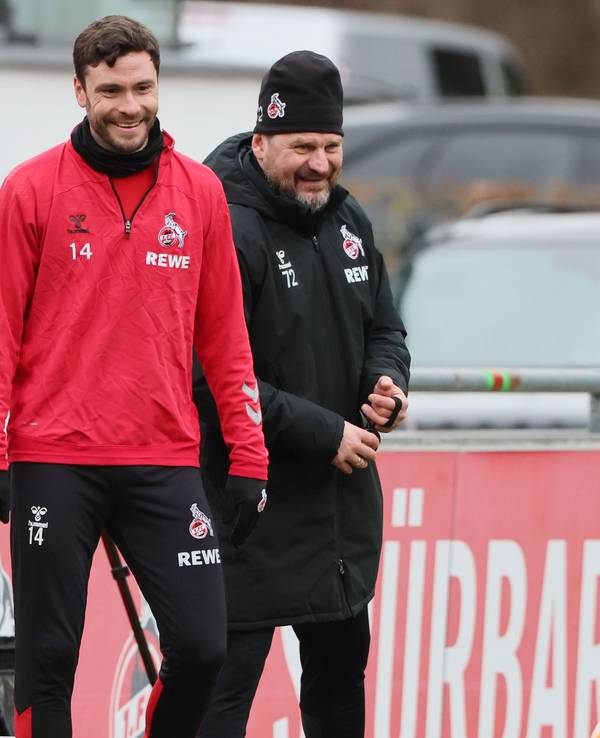 Jonas Hector und Trainer Steffen Baumgart lachen am Geißbockheim.