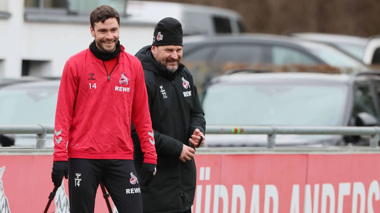 Jonas Hector und Trainer Steffen Baumgart lachen am Geißbockheim.