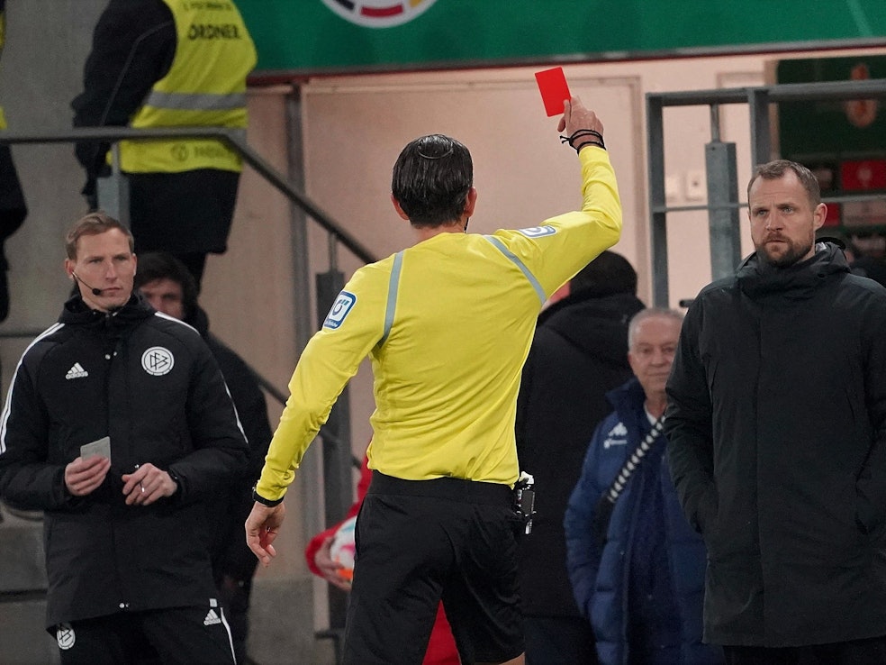 Deniz Aytekin zeigt Mainz-Trainer Bo Svensson im Pokal-Duell gegen den FC Bayern die Rote Karte.